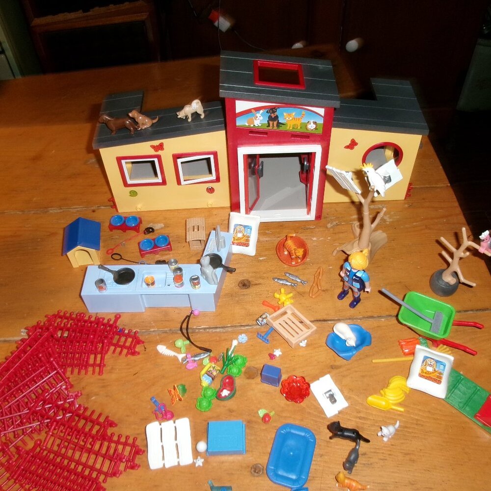 Playmobile Tiny Sweet Pet Hotel 71599 complete with animals and people